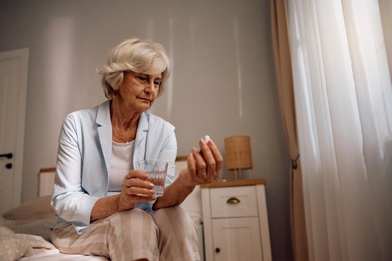 Jak bezpiecznie stosować leki przeciwbólowe u osób po 50. roku życia?
