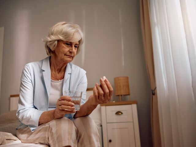 Jak bezpiecznie stosować leki przeciwbólowe u osób po 50. roku życia?